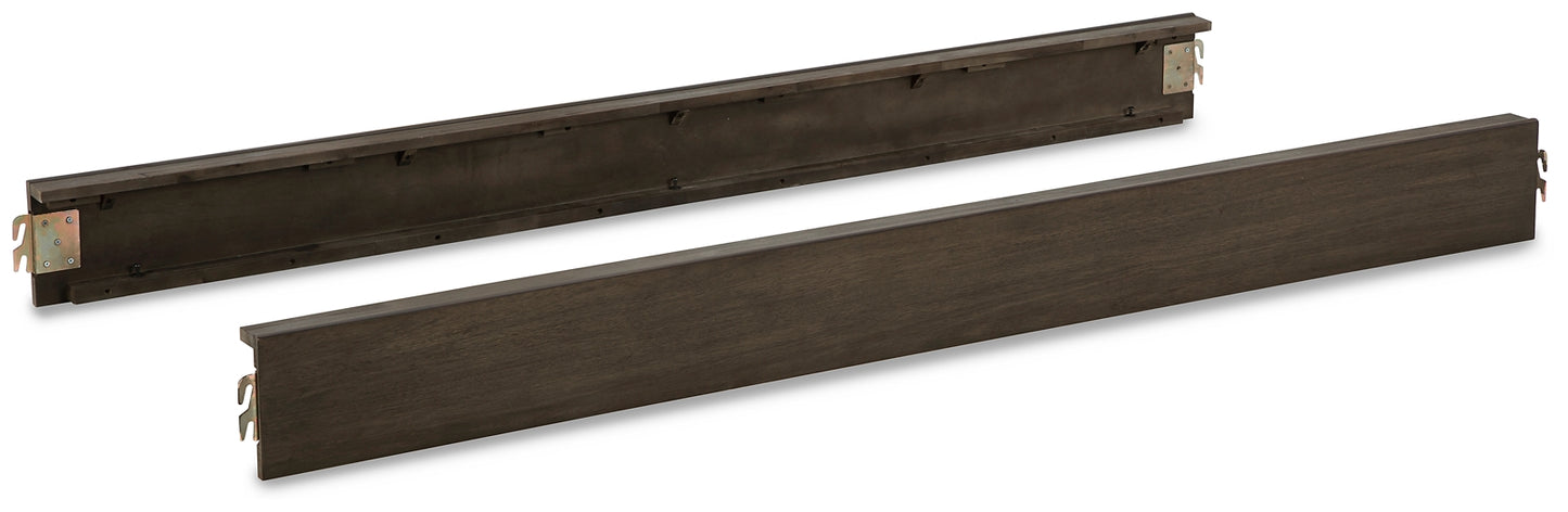 Cama Queen Arkenton con paneles, cómoda y espejo