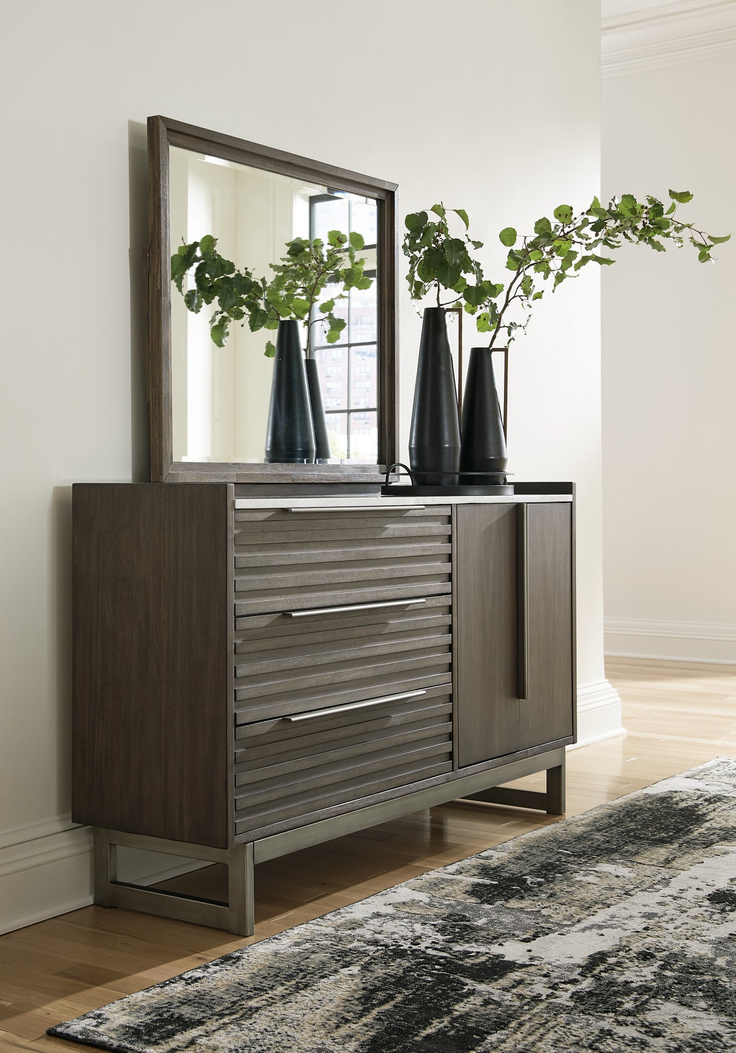 Cama Queen Arkenton con paneles, cómoda y espejo