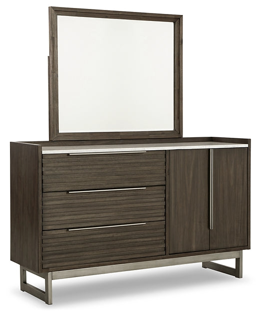 Cama Queen Arkenton con paneles, cómoda con espejo y mesita de noche