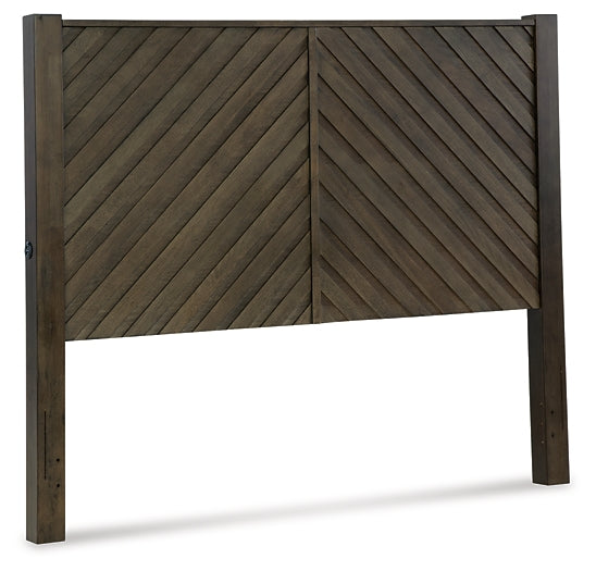 Cama Queen Arkenton con paneles, cómoda con espejo y mesita de noche