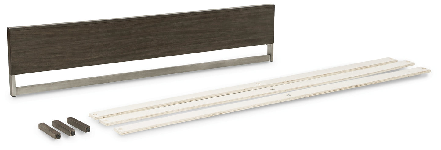 Cama Queen Arkenton con paneles, cómoda con espejo y mesita de noche