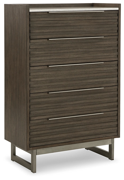 Cama Arkenton California King con paneles, cómoda y espejo