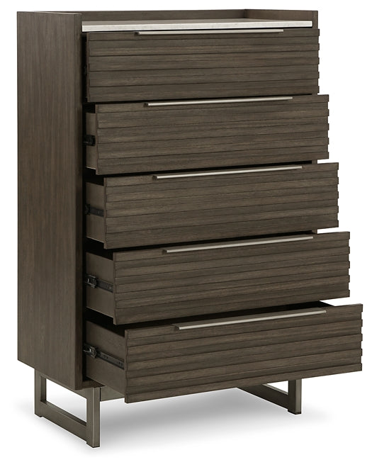Cama Arkenton California King con paneles, cómoda con espejo, cómoda y mesita de noche