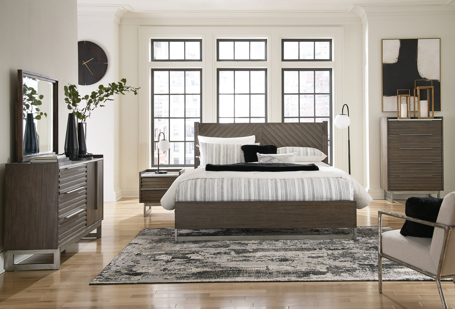 Cama Arkenton California King con paneles, cómoda con espejo, cómoda y mesita de noche