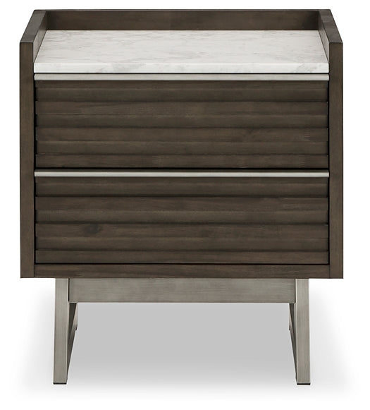 Cama Arkenton California King con paneles, cómoda con espejo, cómoda y mesita de noche