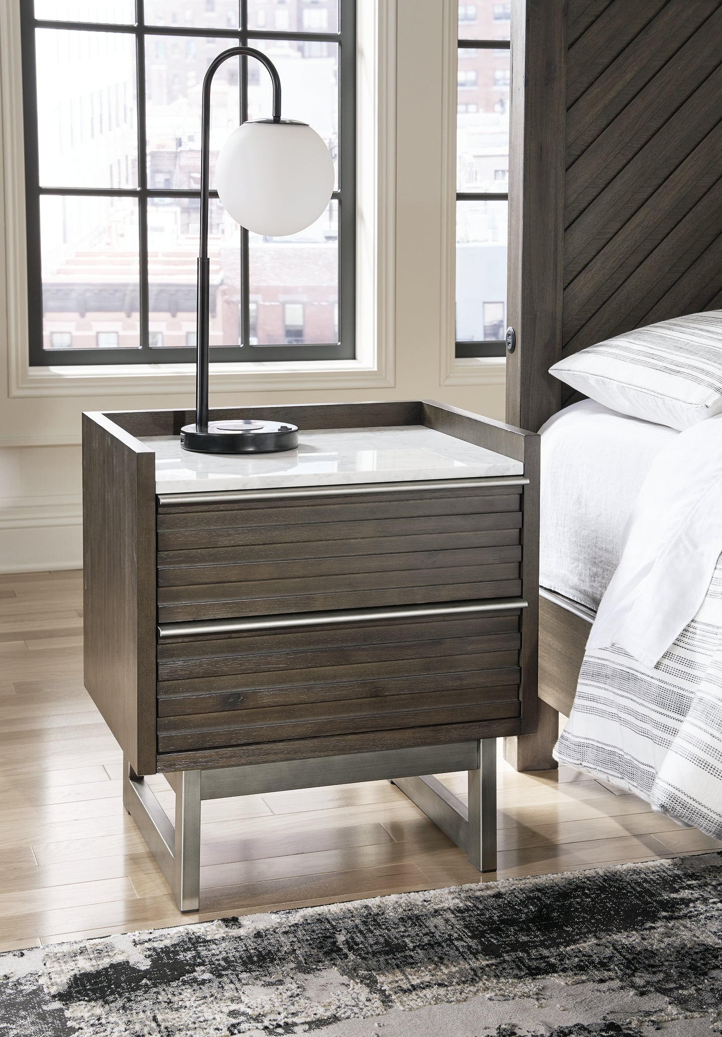 Cama Arkenton California King con paneles, cómoda con espejo, cómoda y mesita de noche