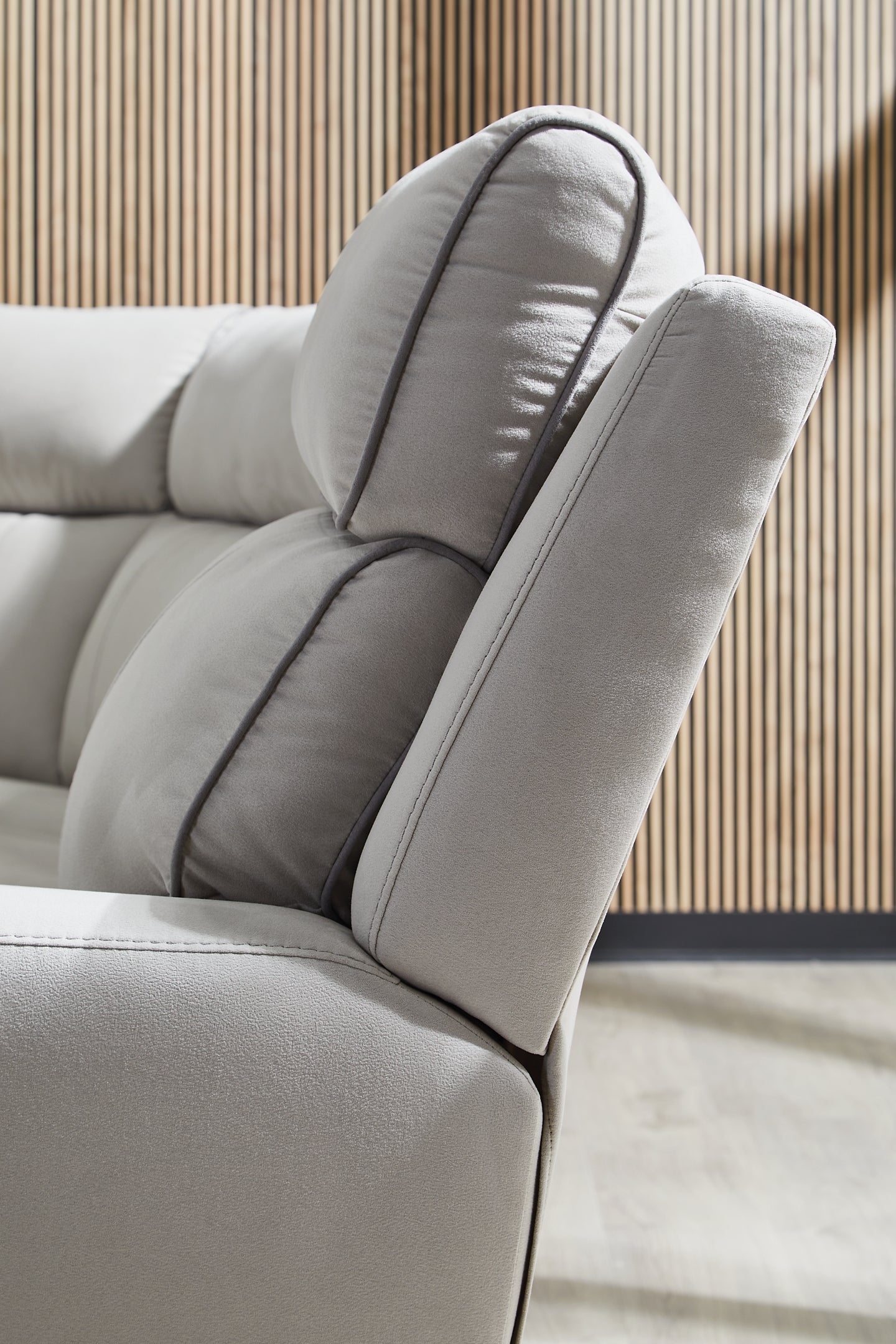 Sofá reclinable seccional de 6 piezas Social Pointe con consola de almacenamiento