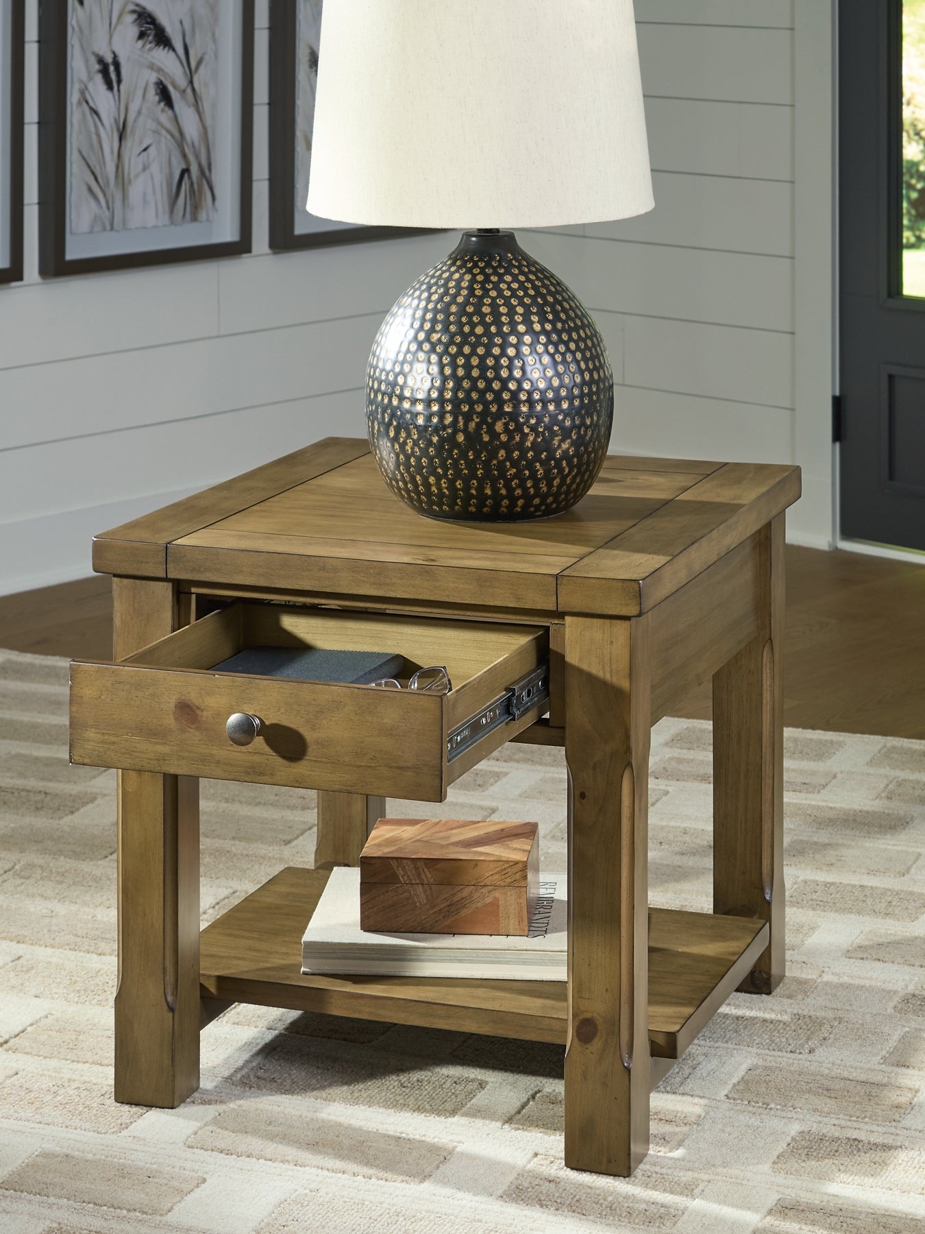 Ashley Express - Mesa auxiliar rectangular Vandenmore