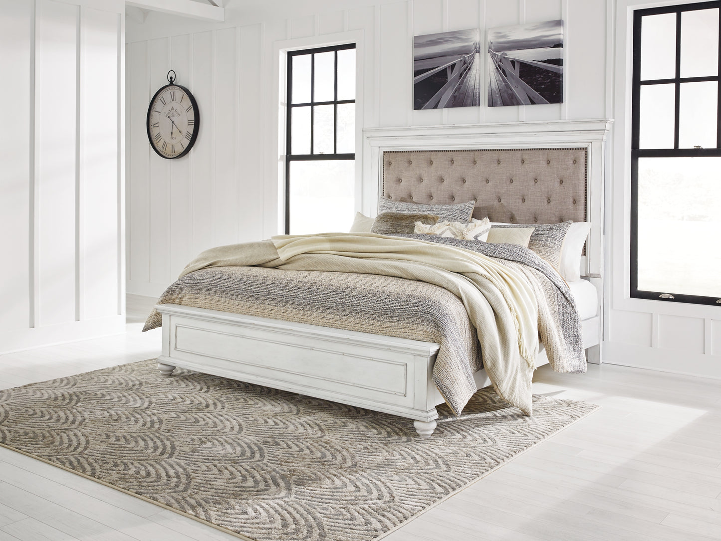 Cama Kanwyn Queen con paneles y tocador con espejo