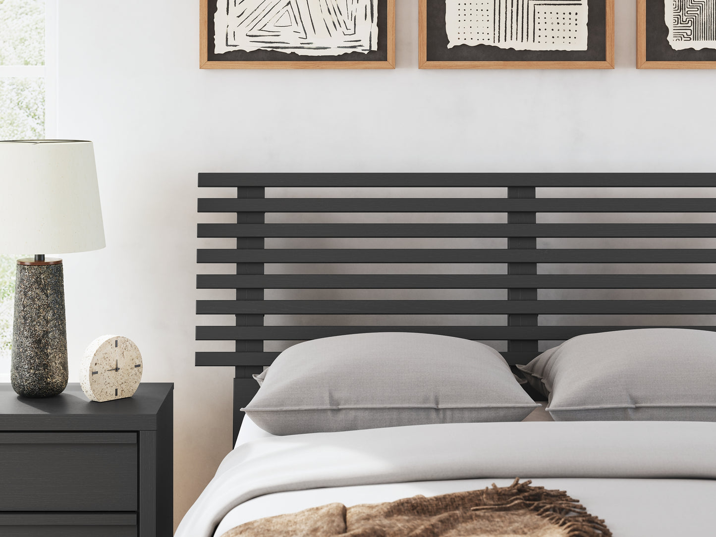 Ashley Express - Cama Danziar con paneles de láminas