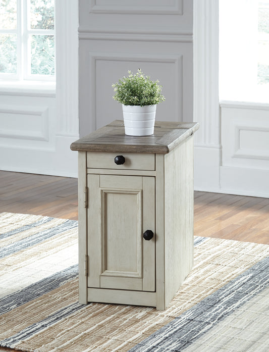 Ashley Express - Mesa auxiliar con silla Bolanburg