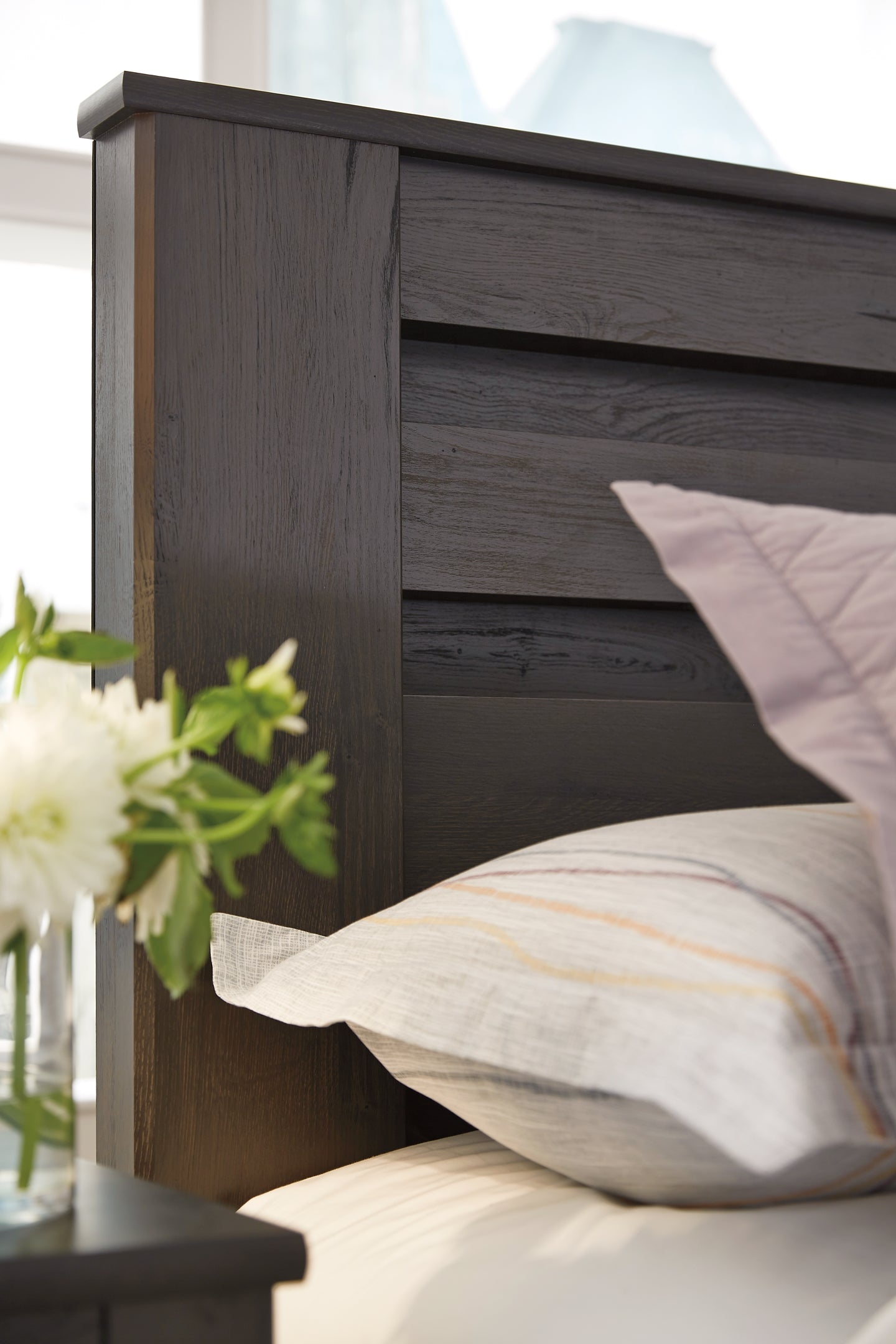 Ashley Express - Cama con paneles Brinxton