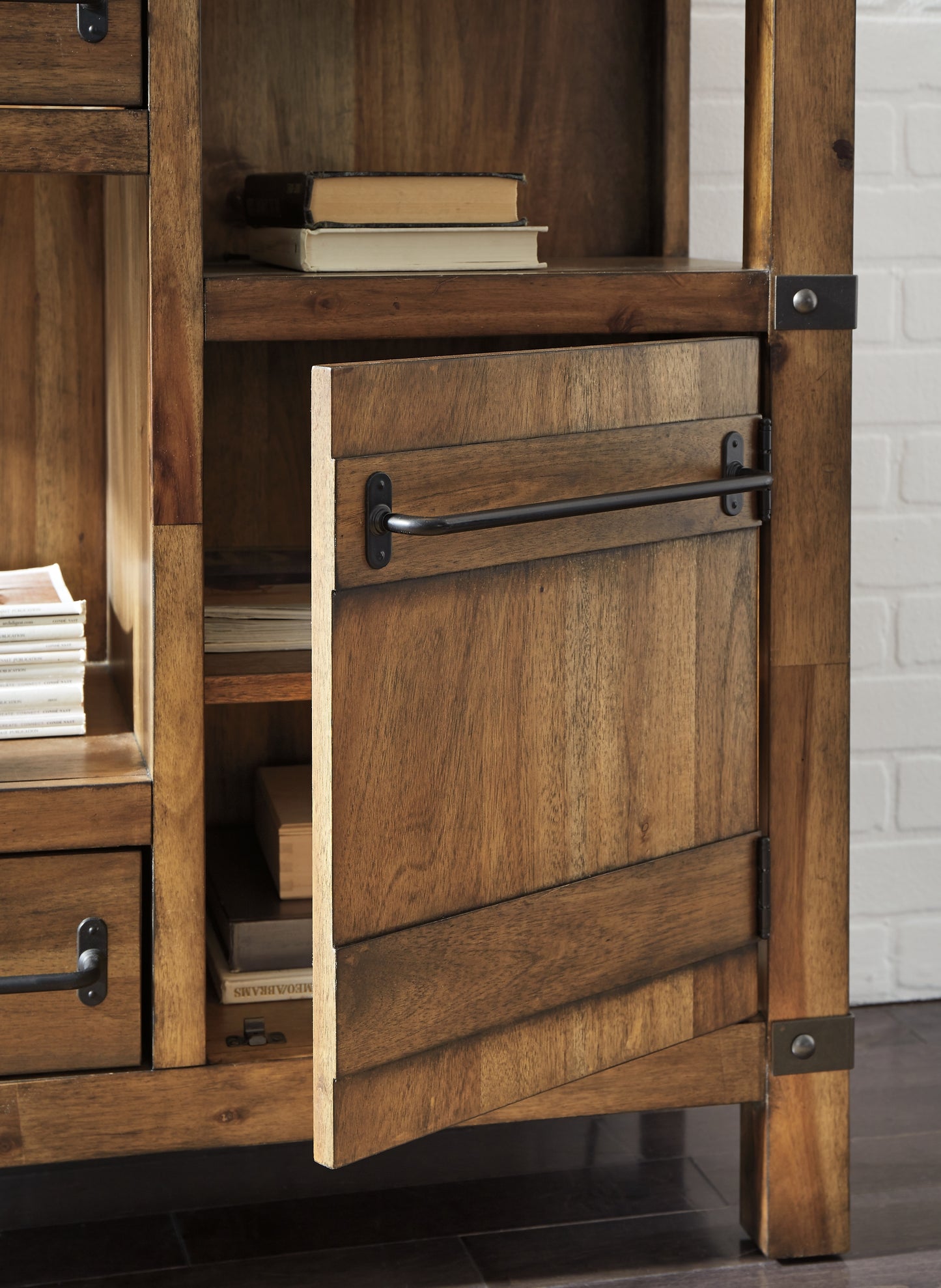 Ashley Express - Gabinete decorativo Roybeck