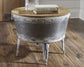 Ashley Express - Mesa de cóctel decorativa Shellmond