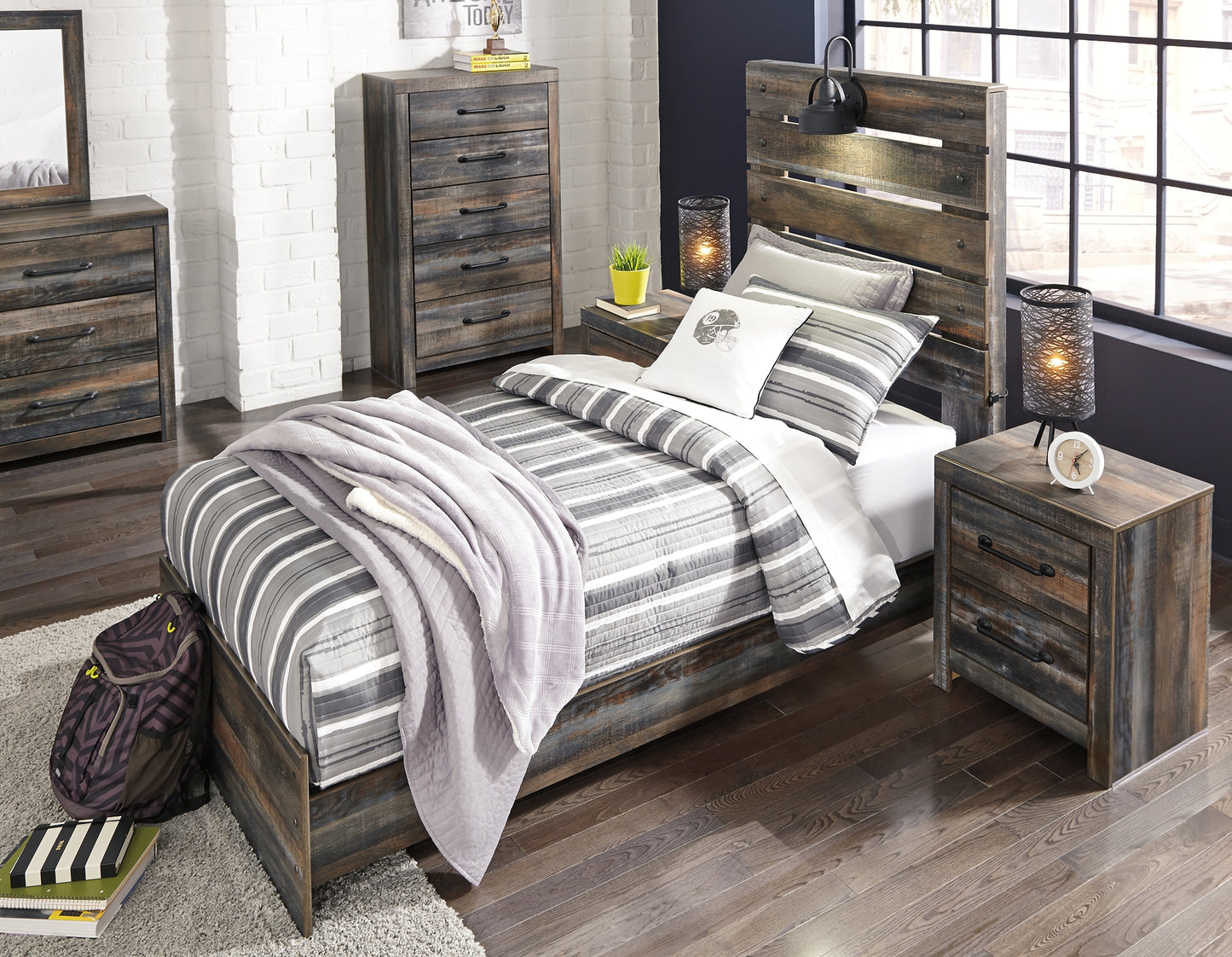 Ashley Express - Cama con paneles Drystan