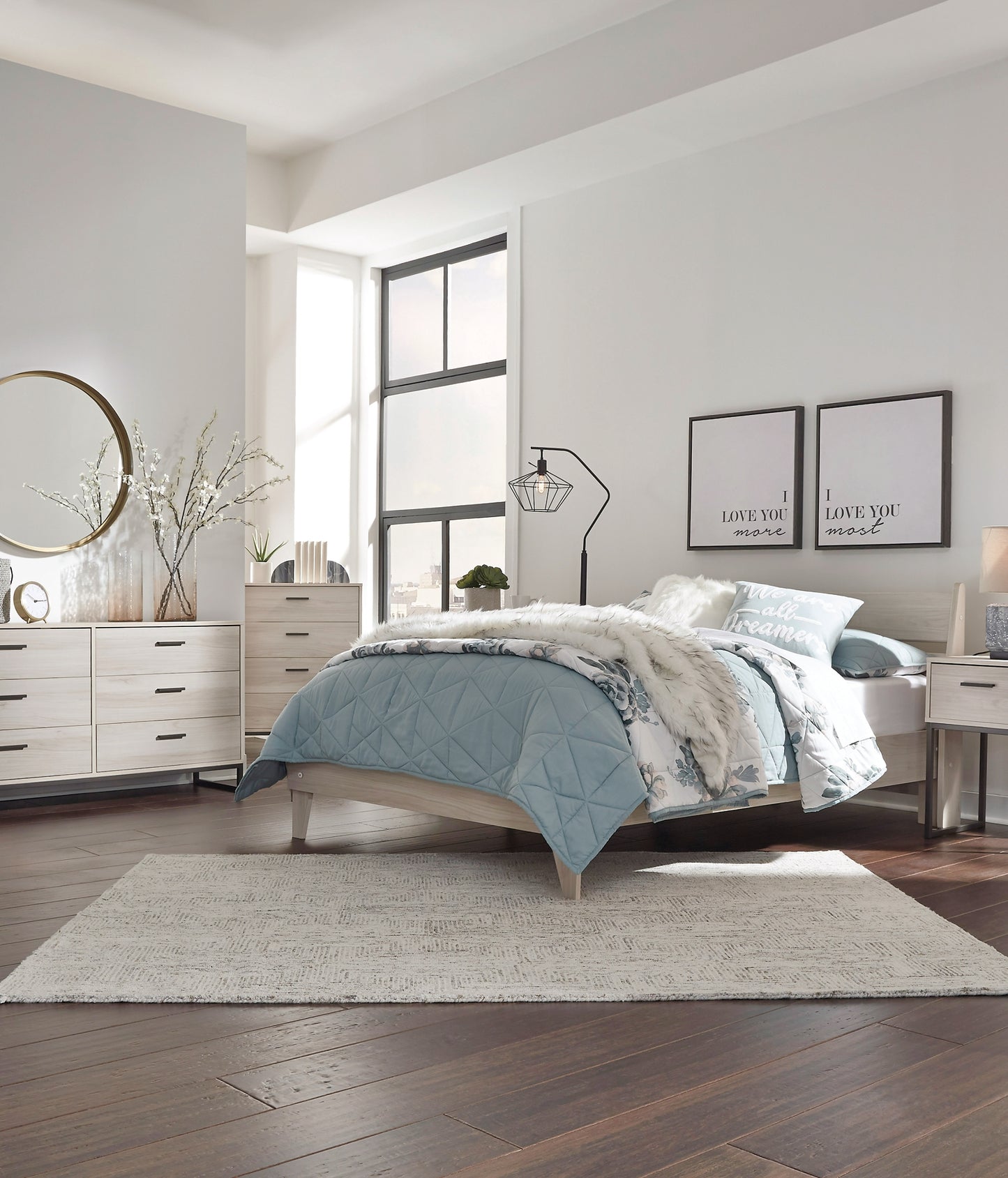 Ashley Express - Cama con plataforma y paneles Socalle