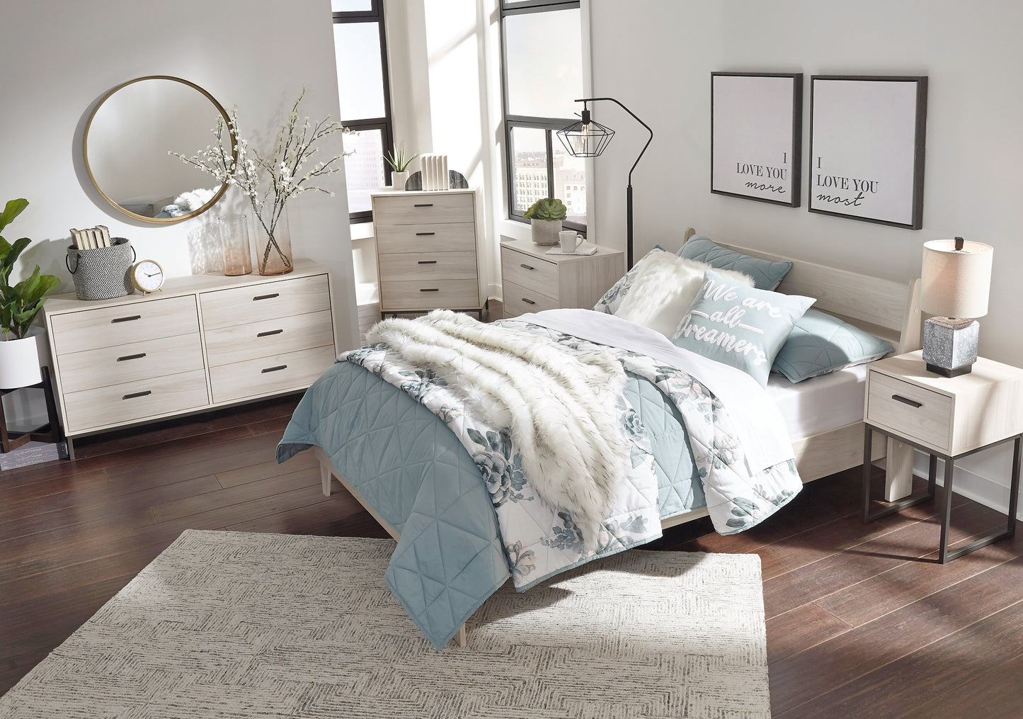 Ashley Express - Cama con plataforma y paneles Socalle
