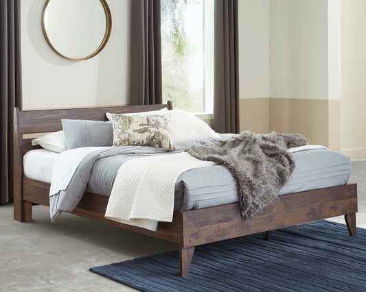 Ashley Express - Cama con plataforma y paneles Calverson