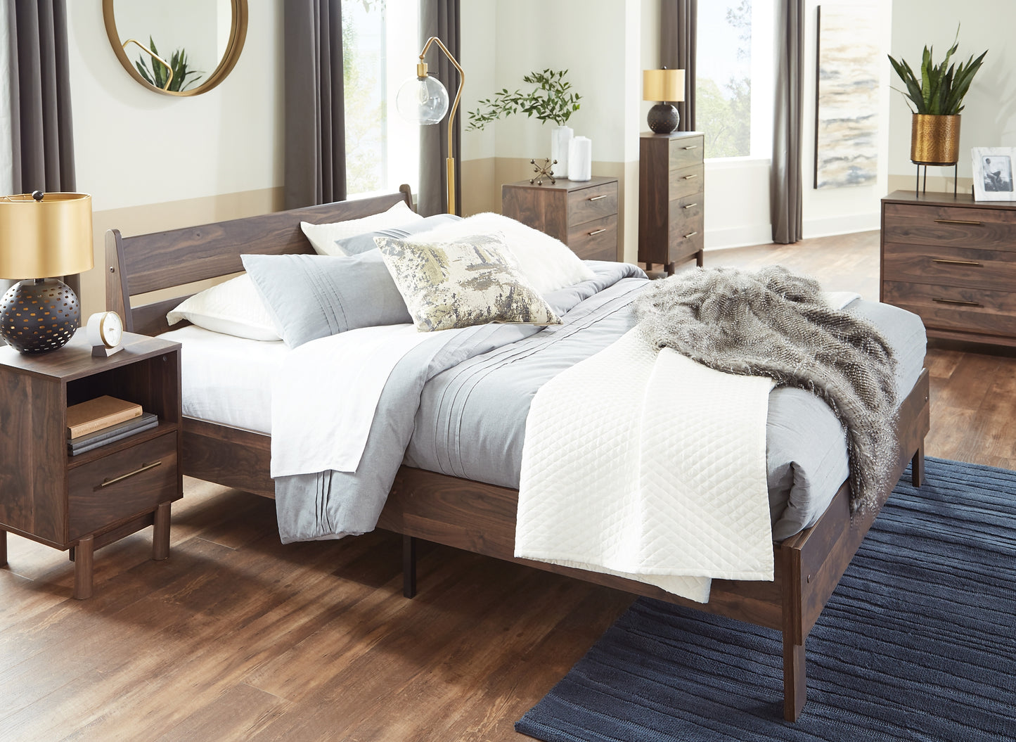 Ashley Express - Cama con plataforma y paneles Calverson