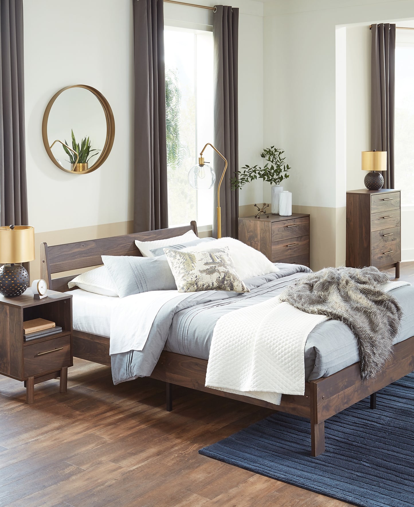 Ashley Express - Cama con plataforma y paneles Calverson