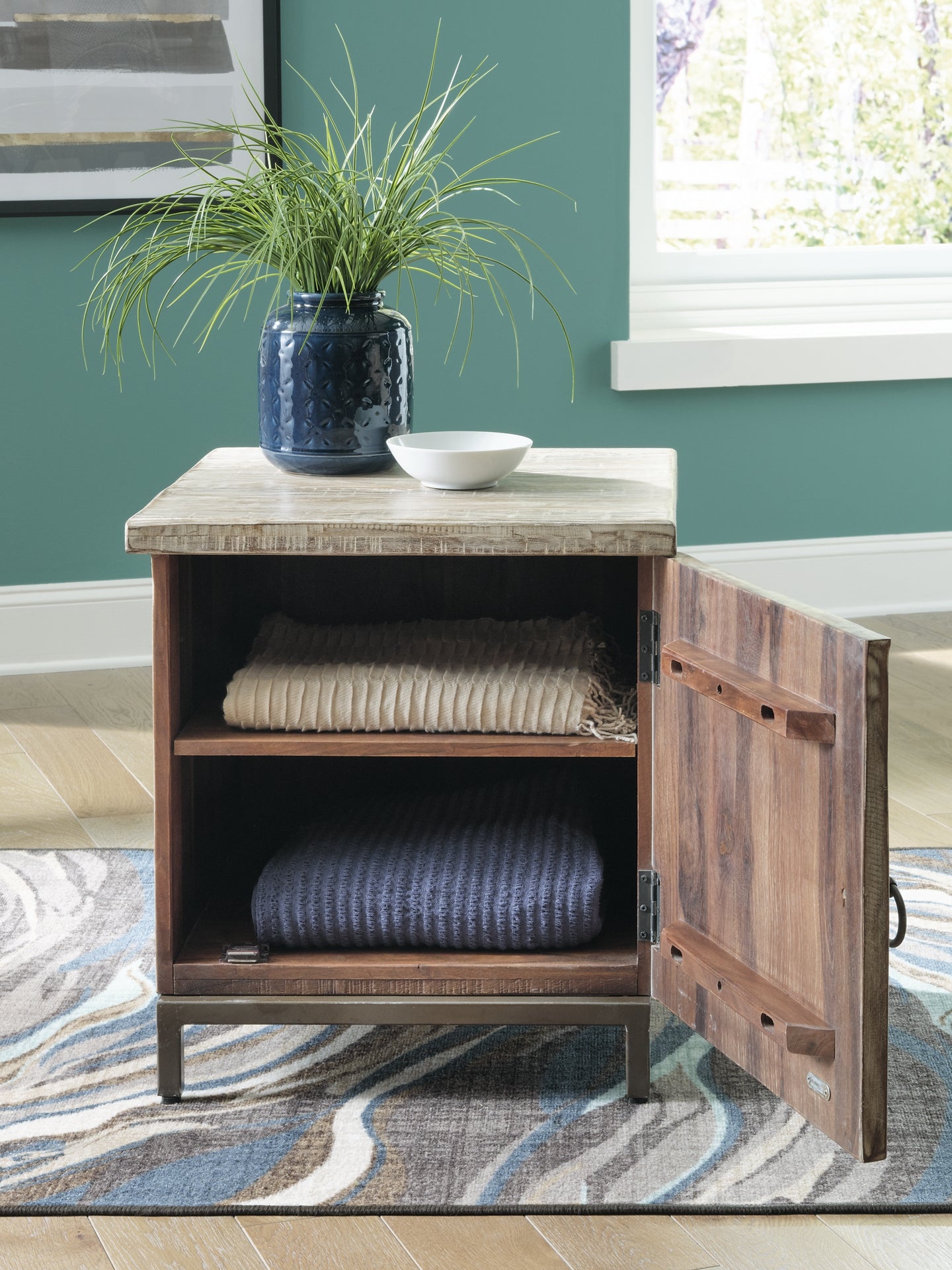 Ashley Express - Gabinete decorativo Laddford