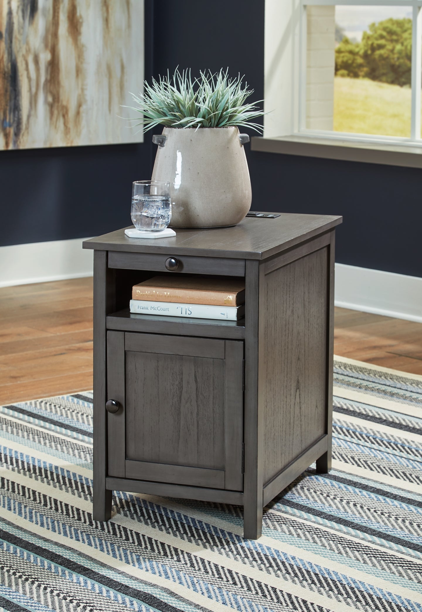 Ashley Express - Mesa auxiliar con silla Treytown
