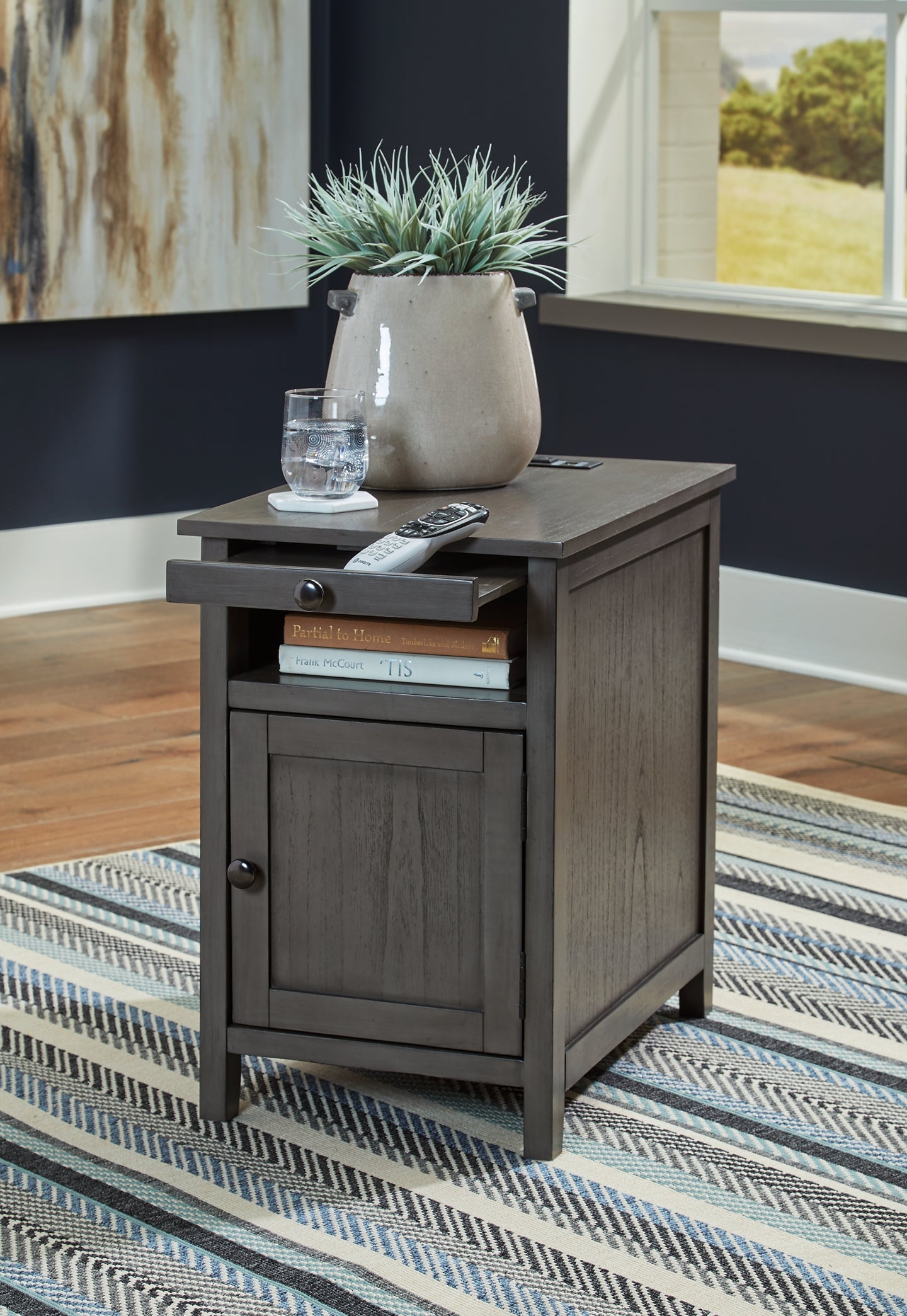 Ashley Express - Mesa auxiliar con silla Treytown
