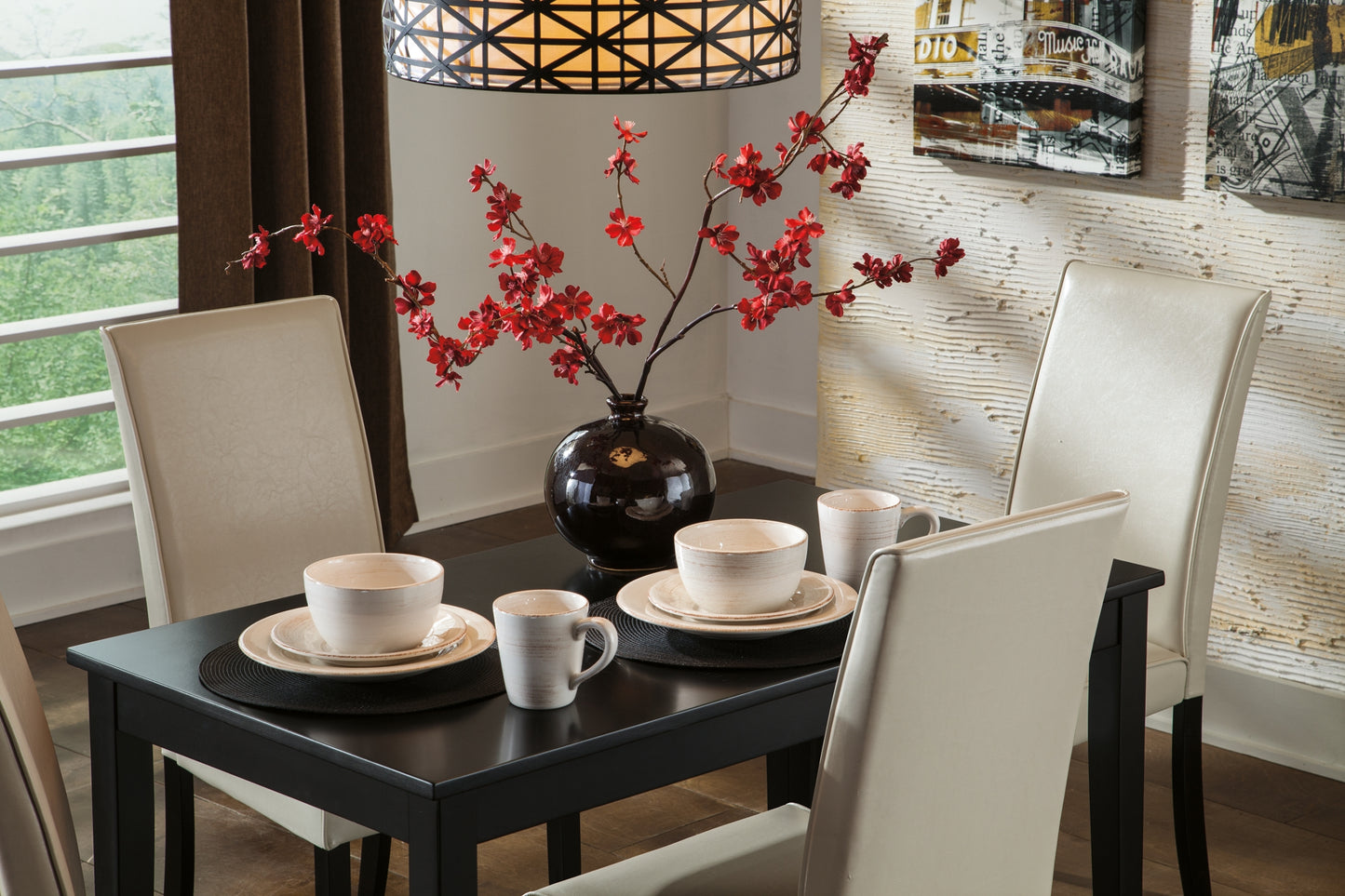 Ashley Express - Mesa de comedor y 4 sillas Kimonte