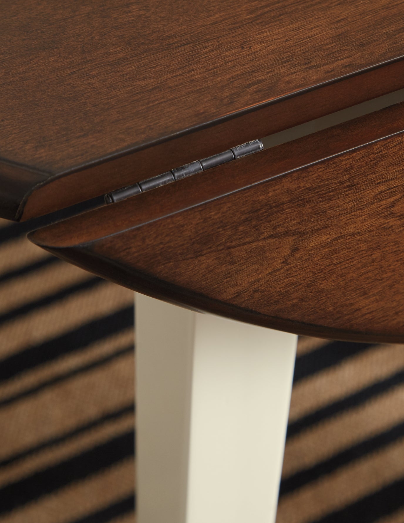 Ashley Express - Mesa de comedor Woodanville y dos sillas