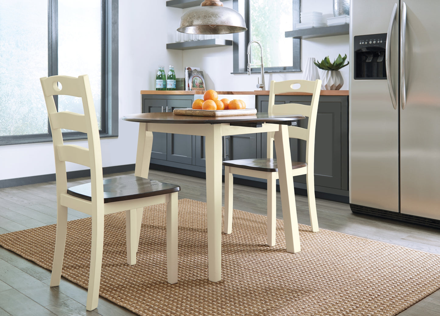 Ashley Express - Mesa de comedor Woodanville y dos sillas
