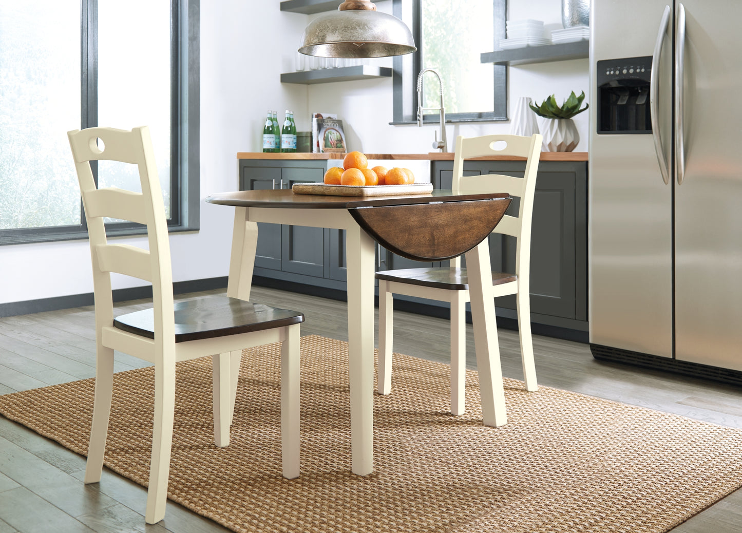 Ashley Express - Mesa de comedor Woodanville y dos sillas