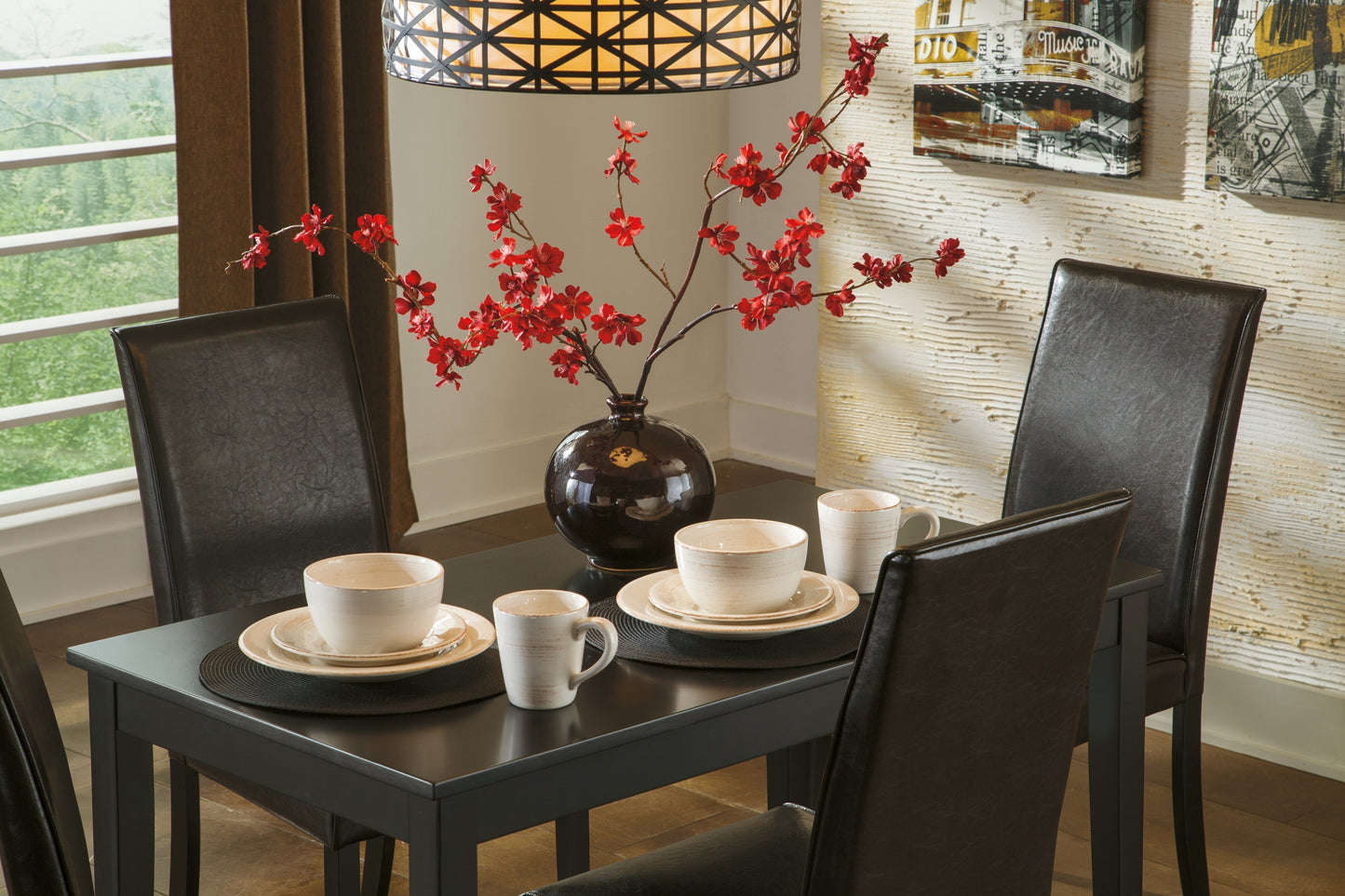 Ashley Express - Mesa de comedor y 4 sillas Kimonte