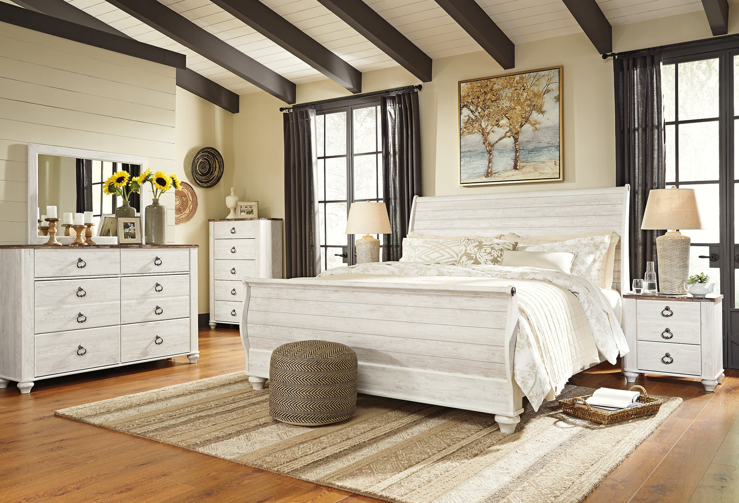 Cama tipo trineo Willowton con tocador con espejo, cómoda y mesita de noche