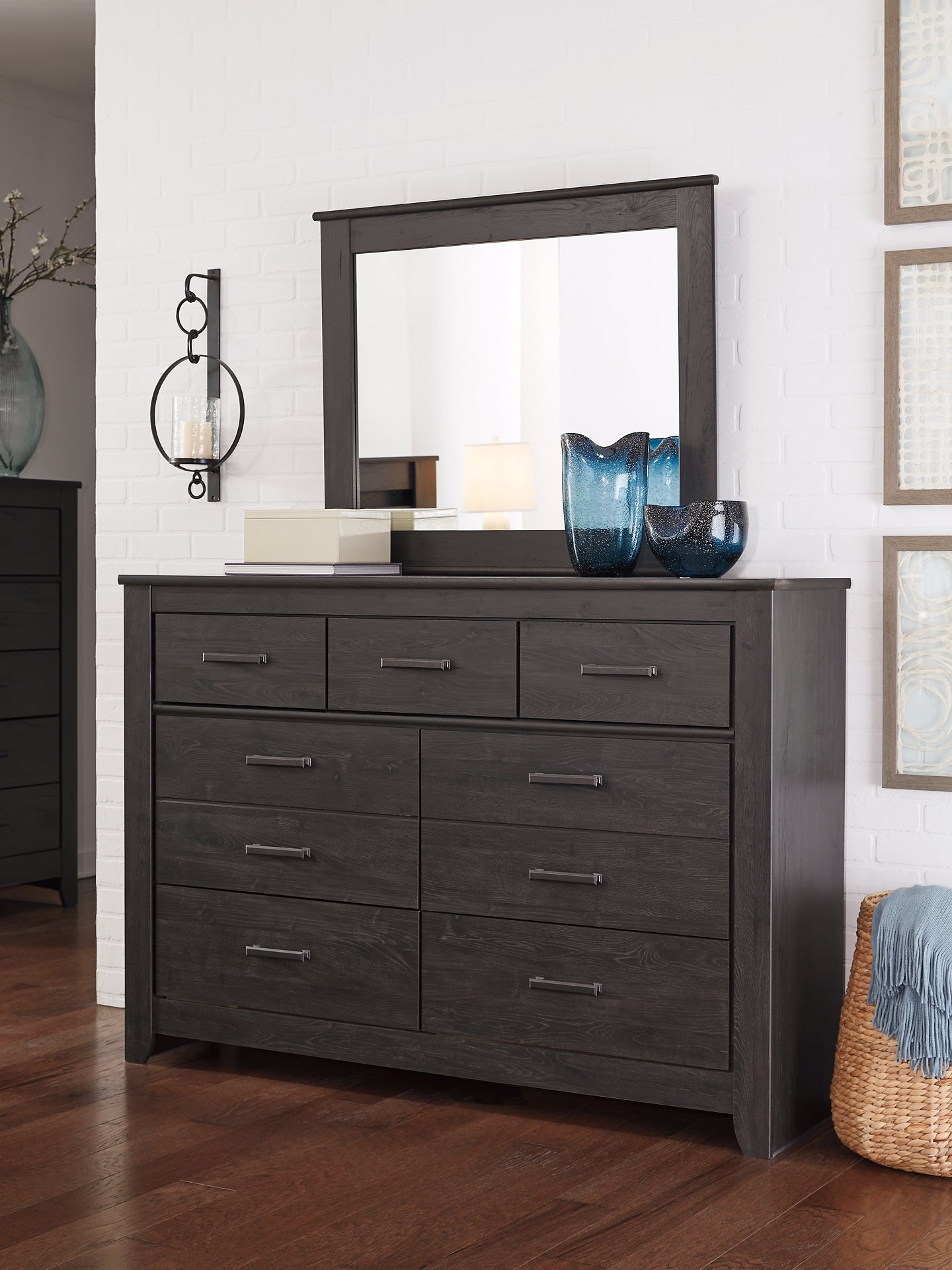Cama King Brinxton con paneles, cómoda y espejo