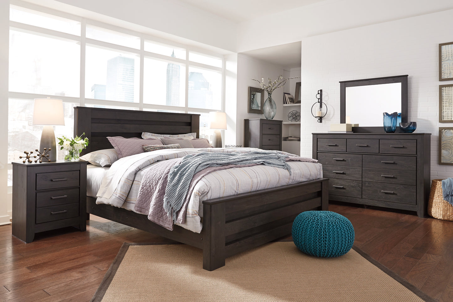Cama King Brinxton con paneles, cómoda y espejo