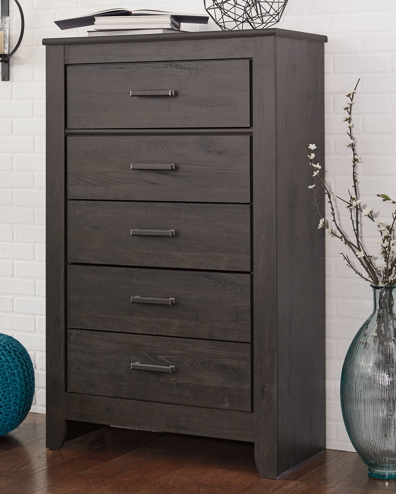 Cama King Brinxton con paneles, cómoda y espejo