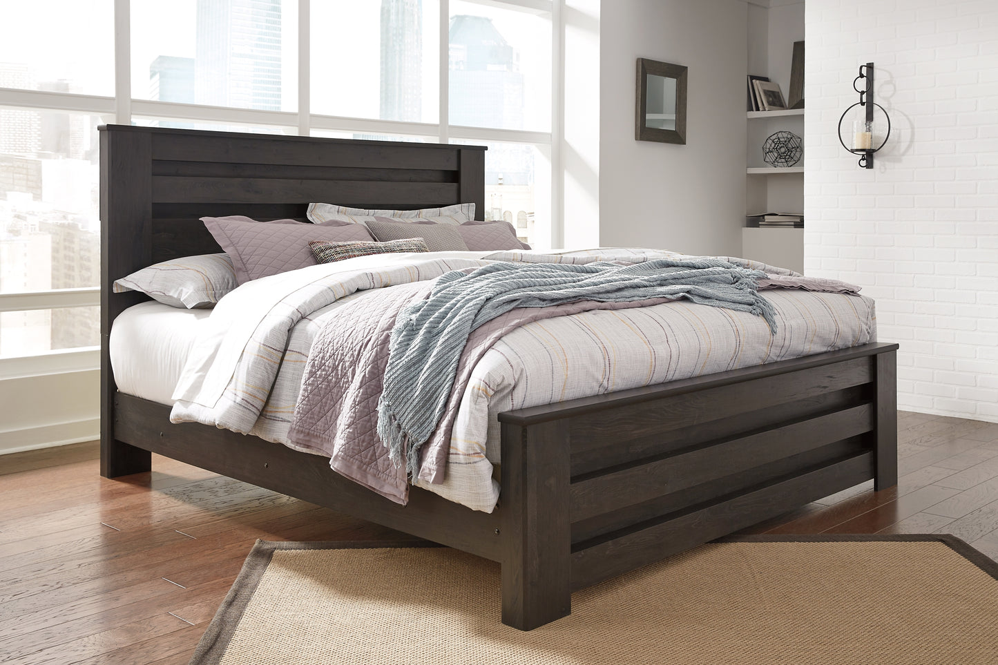 Cama King Brinxton con paneles, cómoda y espejo