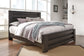 Cama King Brinxton con paneles, cómoda y espejo