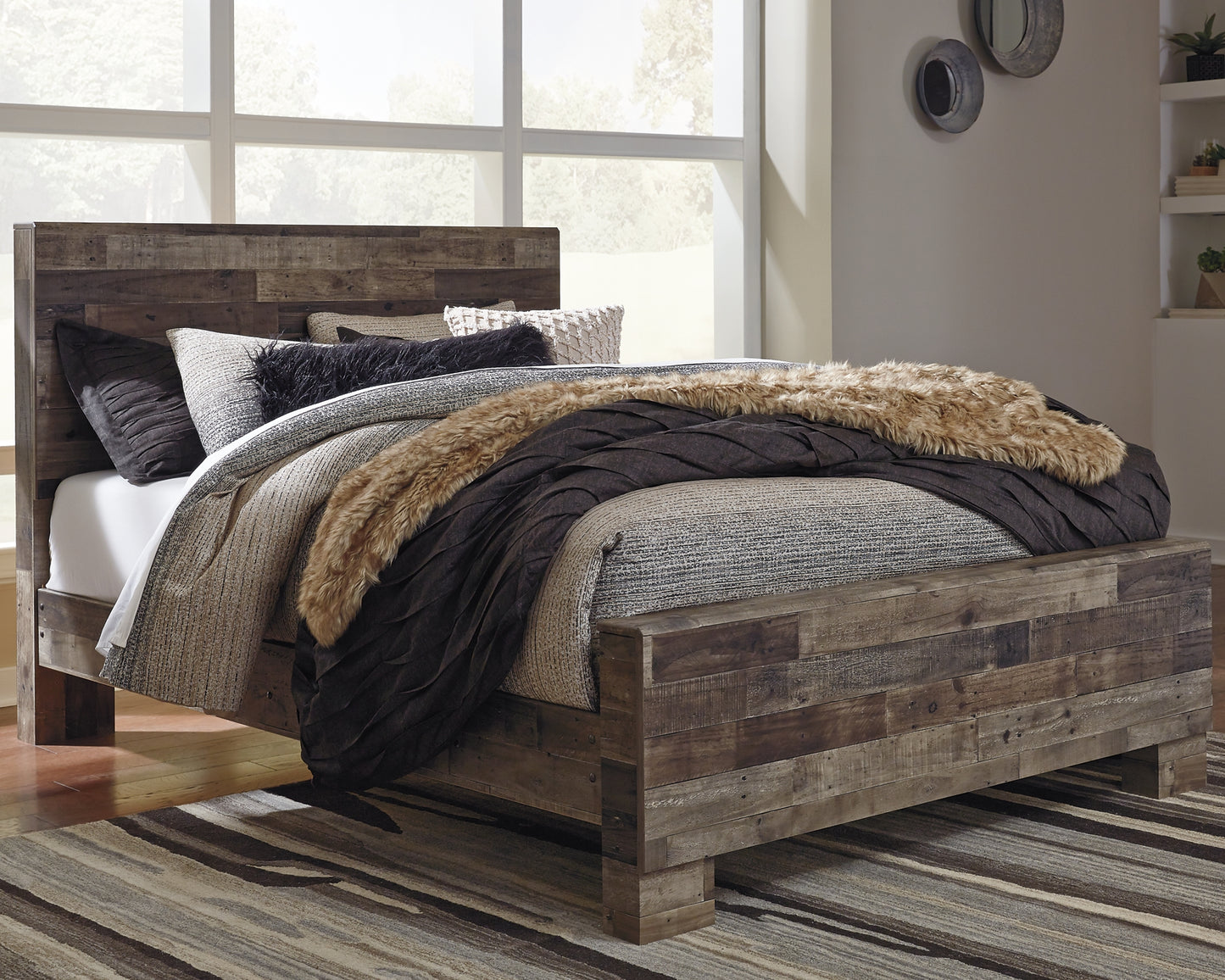 Cama Queen Derekson con paneles, cómoda con espejo y mesita de noche