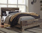 Cama Queen Derekson con paneles, cómoda con espejo y mesita de noche