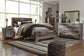 Cama Queen Derekson con paneles, cómoda con espejo y mesita de noche