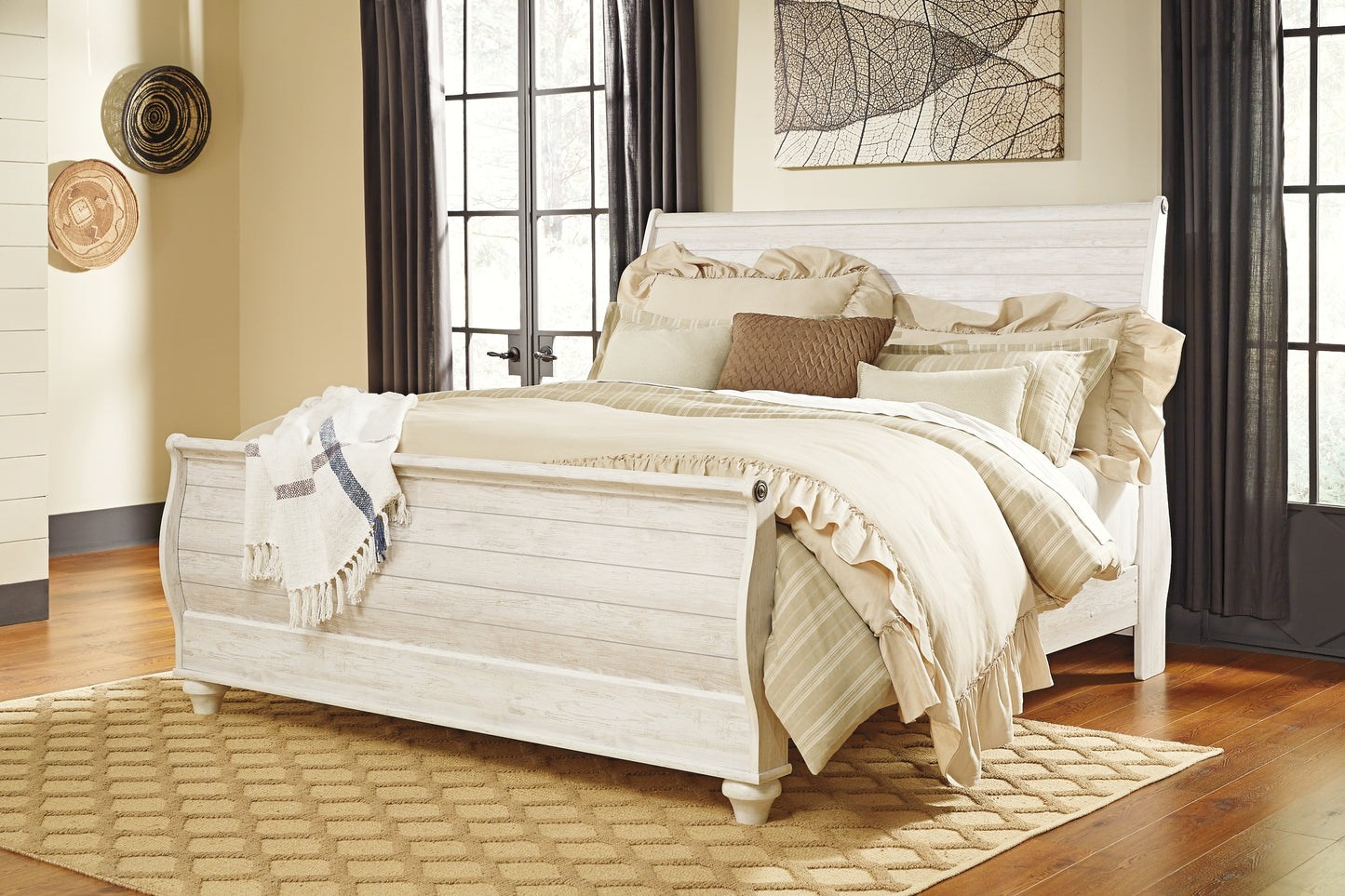 Cama tipo trineo Willowton con cómoda y arcón con espejo