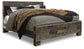 Cama Derekson King con paneles, cómoda con espejo y mesita de noche
