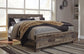Cama Derekson King con paneles, cómoda con espejo y mesita de noche