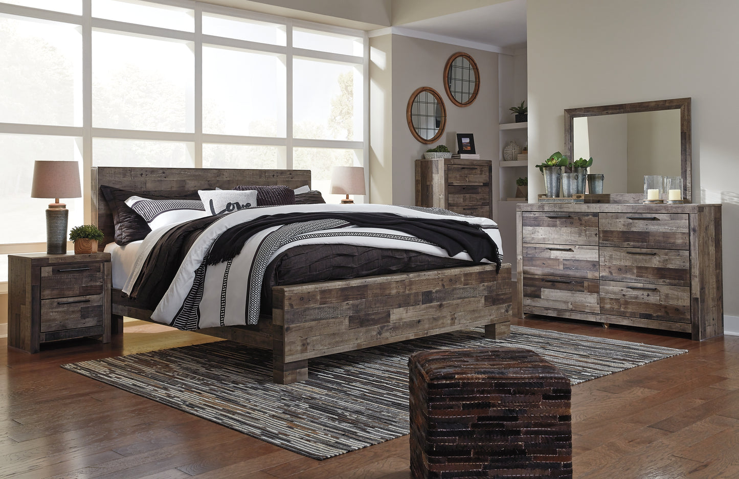 Cama Derekson King con paneles, cómoda con espejo y mesita de noche