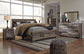 Cama Derekson King con paneles, cómoda con espejo y mesita de noche