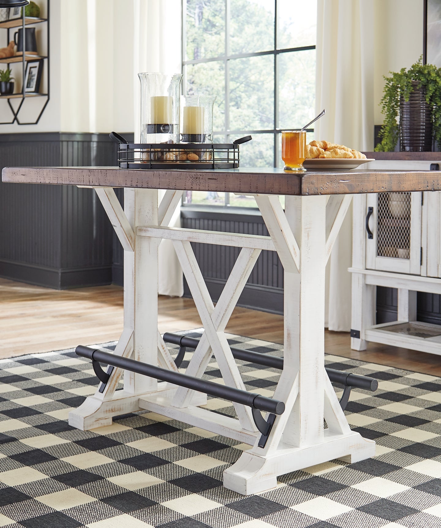 Ashley Express - Mesa de comedor Valebeck de altura de mostrador y 4 taburetes