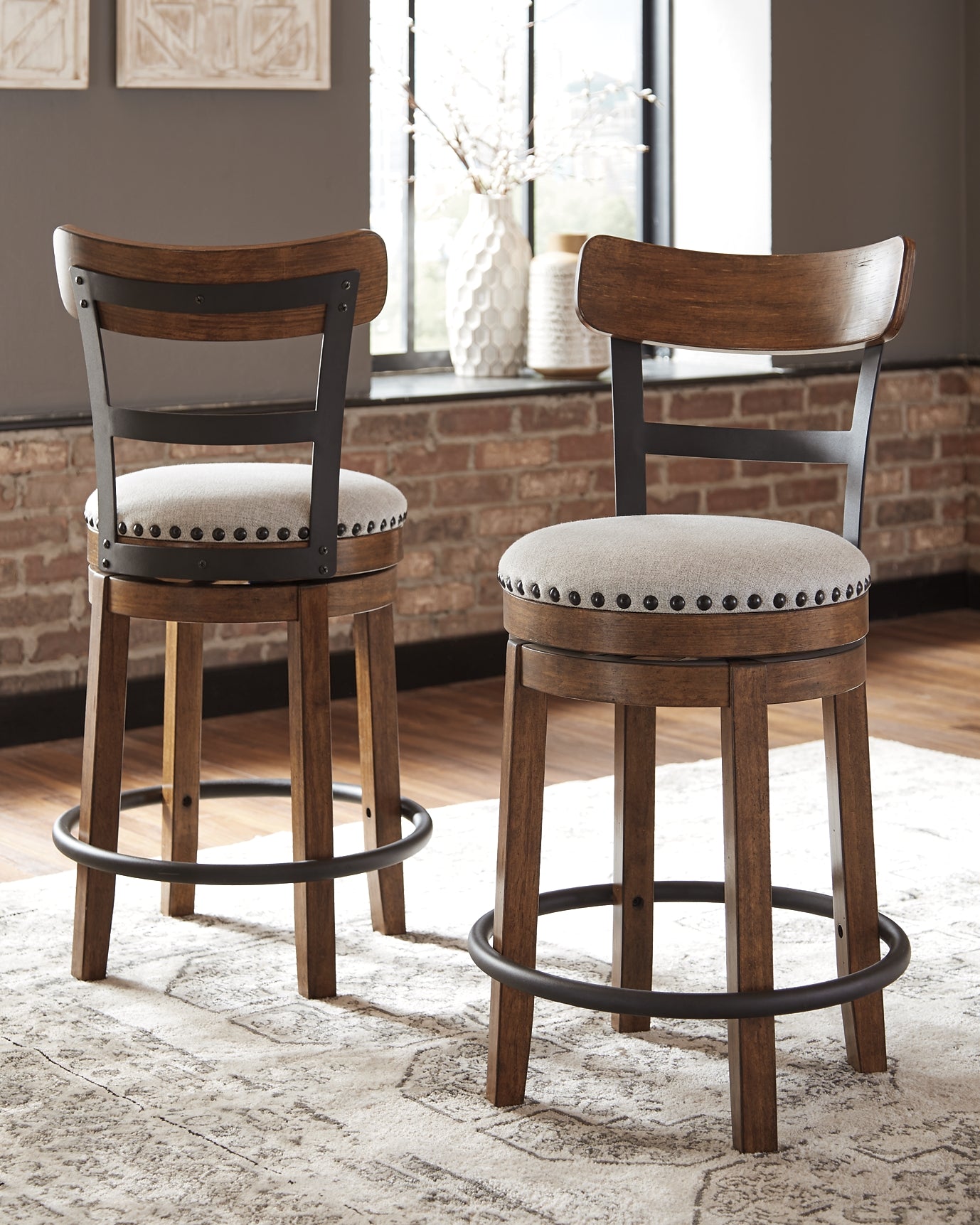 Ashley Express - Mesa de comedor Valebeck de altura de mostrador y 4 taburetes