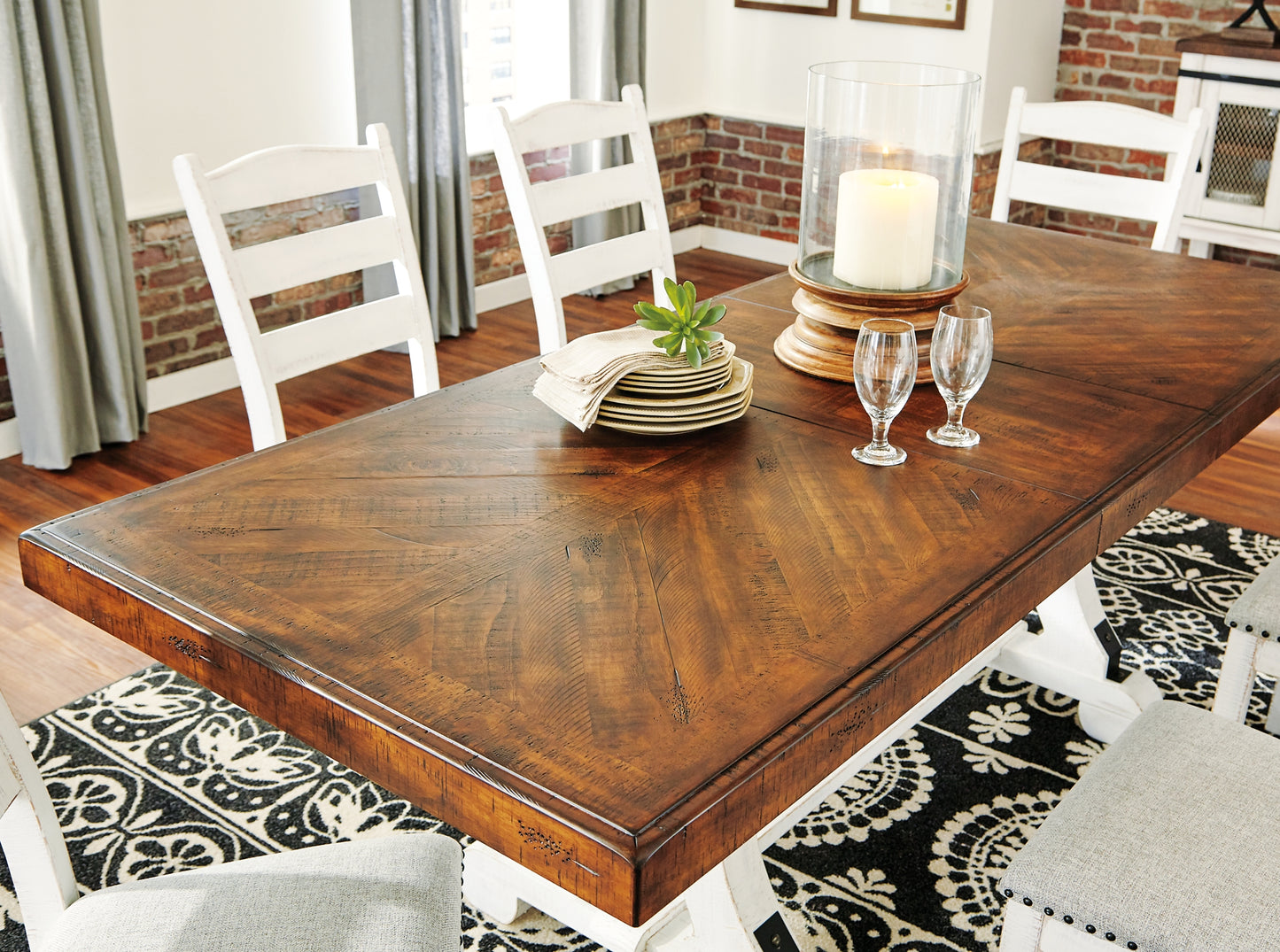 Mesa de comedor Valebeck y 8 sillas