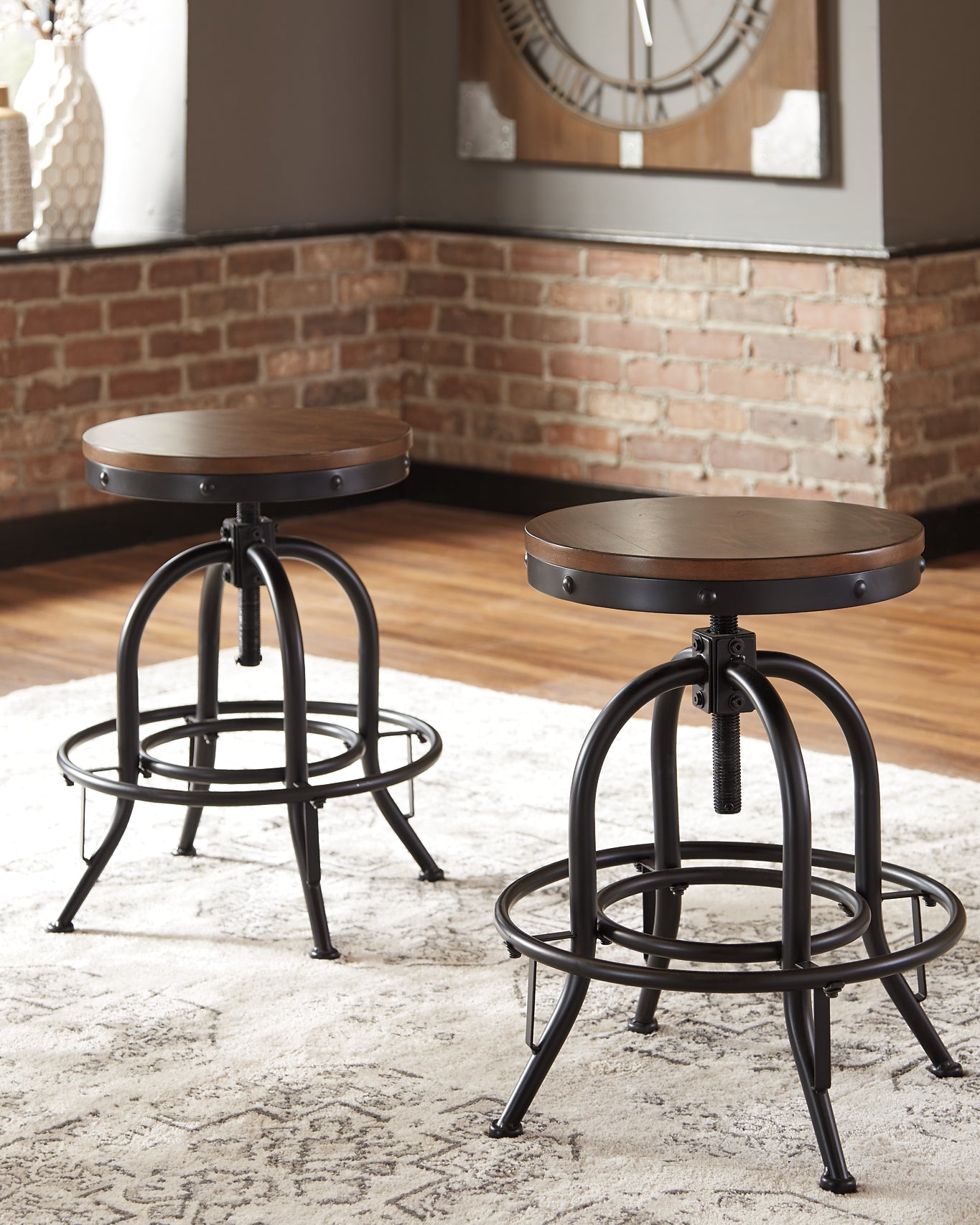 Ashley Express - Mesa de comedor Valebeck de altura de mostrador y 4 taburetes